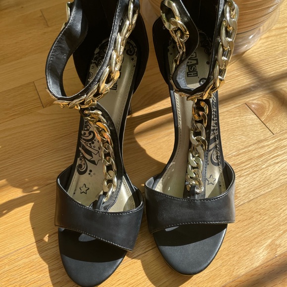 Black heels with hold buckle designs - Picture 6 of 6